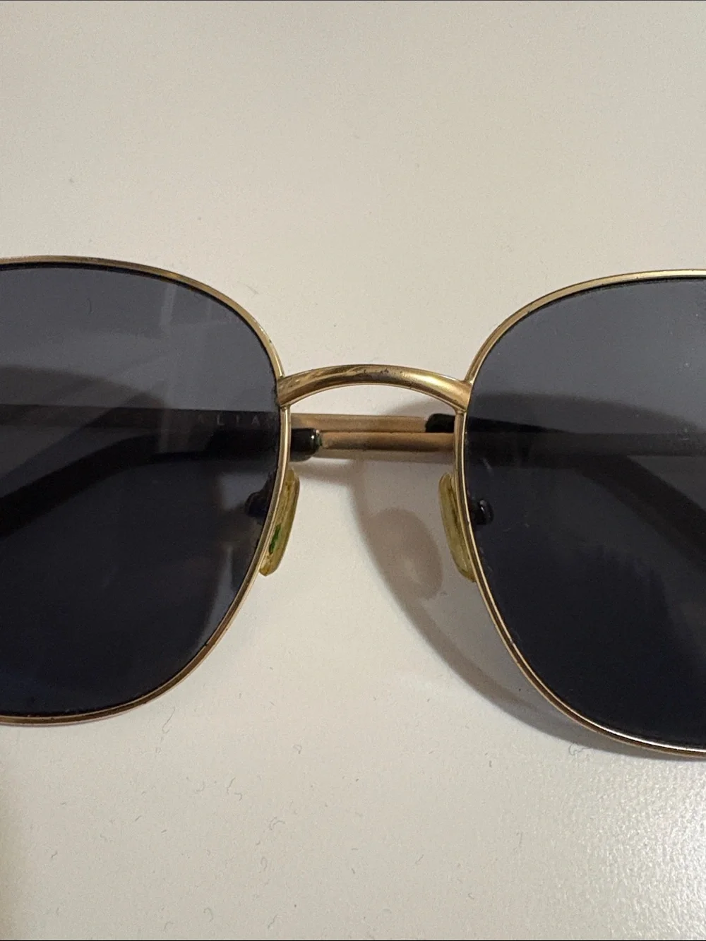 Quay jezebell sunglasses black with gold frame with glasses case